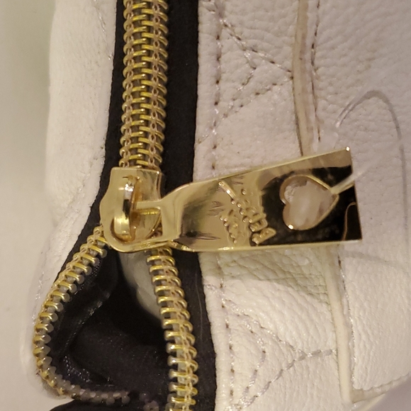 Betsey Johnson White Quilted Heart Crossbody Purse - Picture 4 of 9